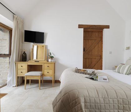 Hook Norton Barn Bedroom 2 - StayCotswold