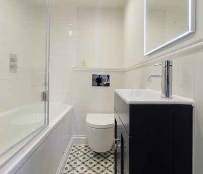 Bank Cottage Family Bathroom - StayCotswold