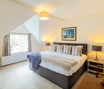 Izods Cottage Master Bedroom - StayCotswold