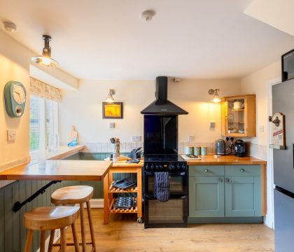 Izods Cottage Kitchen - StayCotswold