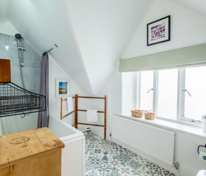 Izods Cottage Family Bathroom - StayCotswold