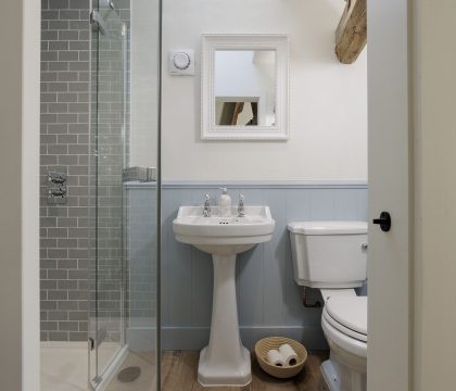 Flat 2 Martins House Master Bedroom Ensuite - Staycotswold