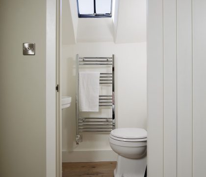 Flat 2 Martins House Bedroom 2 Ensuite - Staycotswold