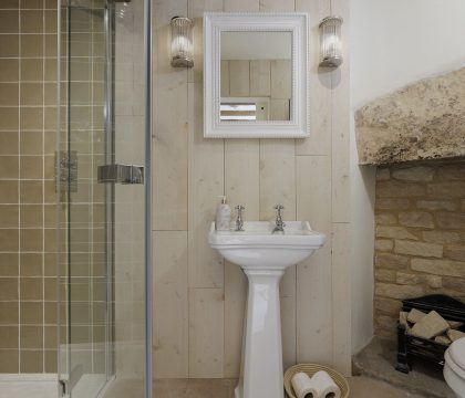 Flat 1 Martins House Master Bedroom Ensuite - StayCotswold