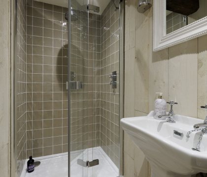 Flat 1 Martins House Master Bedroom Ensuite - StayCotswold