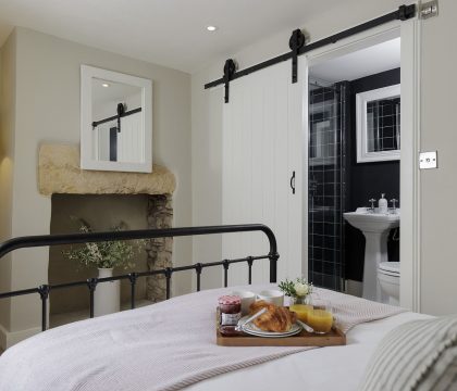 Flat 1 Martins House Bedroom 2 - StayCotswold