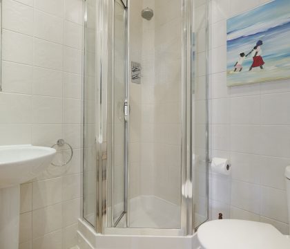 Gardeners Cottage Master Bedroom Ensuite - StayCotswold