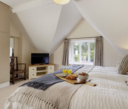 Izods Cottage Master Bedroom - StayCotswold