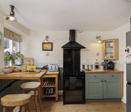 Izods Cottage Kitchen - StayCotswold