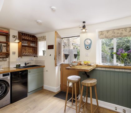 Izods Cottage Kitchen - StayCotswold