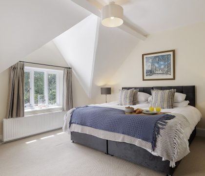 Izods Cottage Master Bedroom - StayCotswold