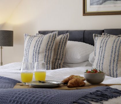 Izods Cottage Master Bedroom - StayCotswold
