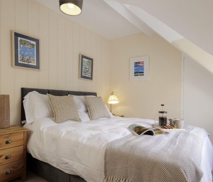 Izods Cottage Bedroom 2 - StayCotswold