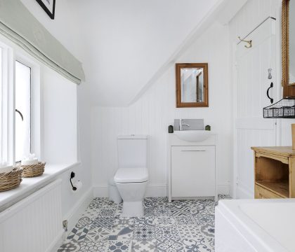 Izods Cottage Family Bathroom - StayCotswold