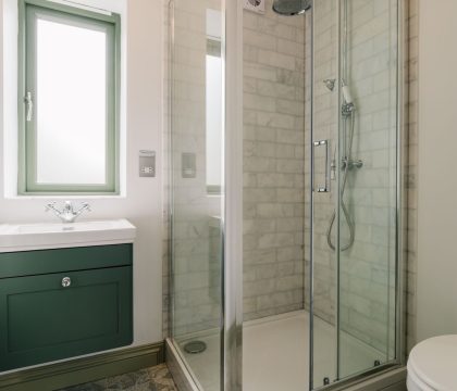 The Tractor Shed Bedroom 2 Ensuite - StayCotswold