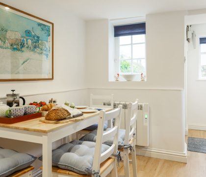 Clares Cottage Kitchen - StayCotswolds