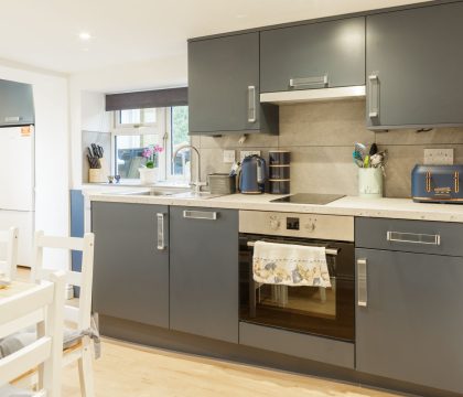 Clares Cottage Kitchen - StayCotswolds