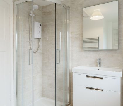 Clares Cottage Bathroom - StayCotswolds