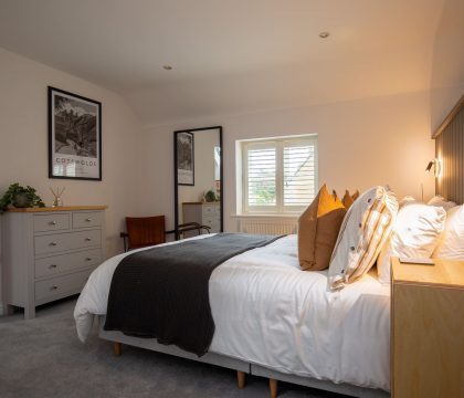 Devon House Cottage Master Bedroom - StayCotswold