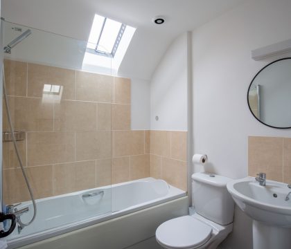 Devon House Cottage Family Bathroom - StayCotswold