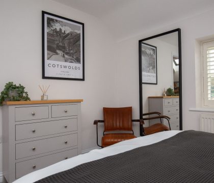 Devon House Cottage Master Bedroom - StayCotswold