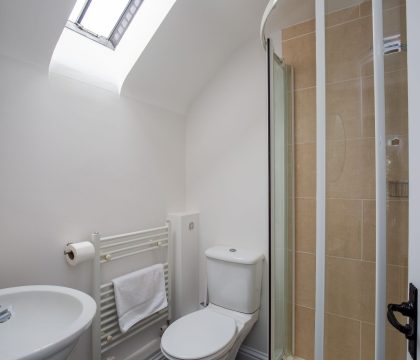 Devon House Cottage Master Bedroom Ensuite - StayCotswold