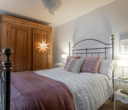 Mulberries Bedroom 2 - StayCotswold