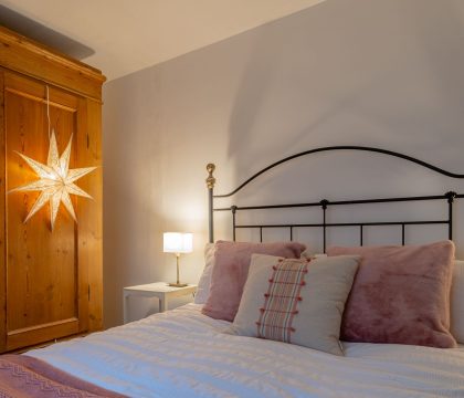 Mulberries Bedroom 2 - StayCotswold