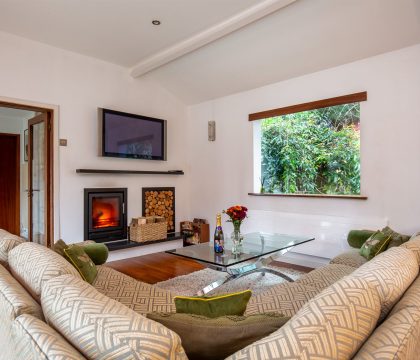 The Pool House Sitting Area - StayCotswold