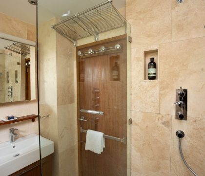The Pool House Family Bathroom - StayCotswold