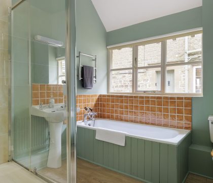 Cotswold Cottage Bathroom to Bedroom 4 - StayCotswold
