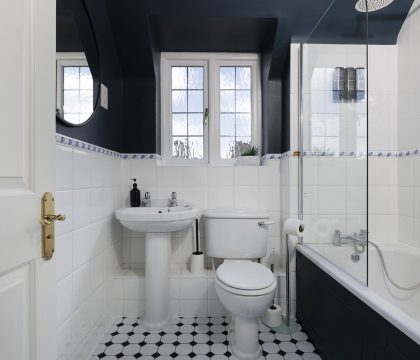 3 & 4 Hawthorn Cottages Family Bathroom - StayCotswold