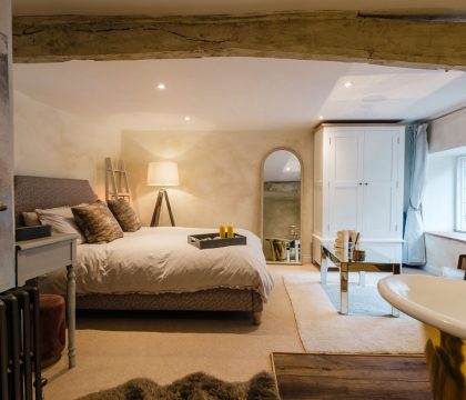 College Cottage Master Bedroom - StayCotswold