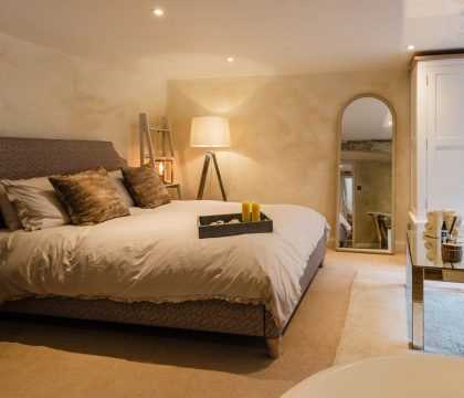 College Cottage Master Bedroom - StayCotswold