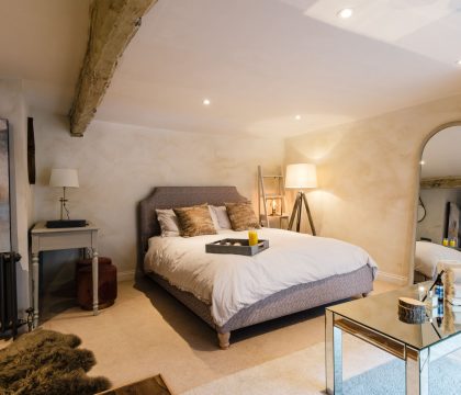 College Cottage Master Bedroom - StayCotswold