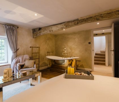 College Cottage Master Bedroom - StayCotswold