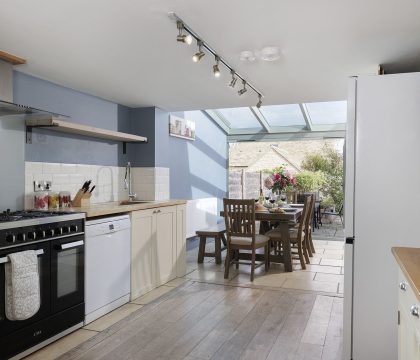 Little Haven Kitchen/Dining Area - StayCotswold
