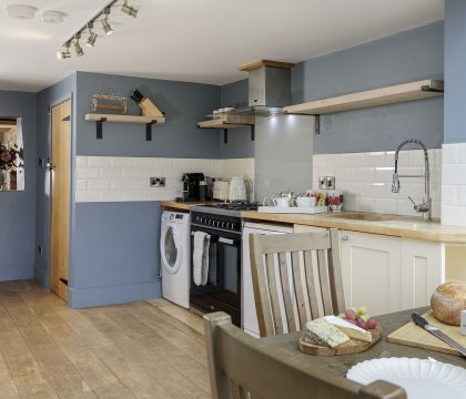 Little Haven Kitchen/Dining Area - StayCotswold