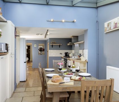 Little Haven Kitchen/Dining Area - StayCotswold
