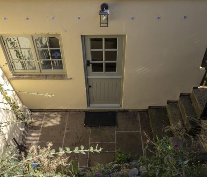 Pilgrim Cottage Courtyard - StayCotswold