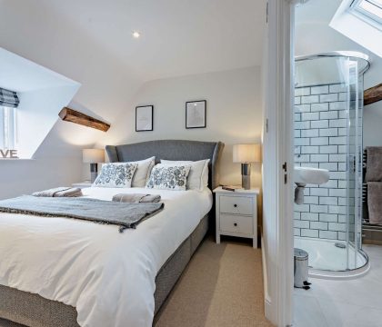 Vine Cottage Master Bedroom - StayCotswold