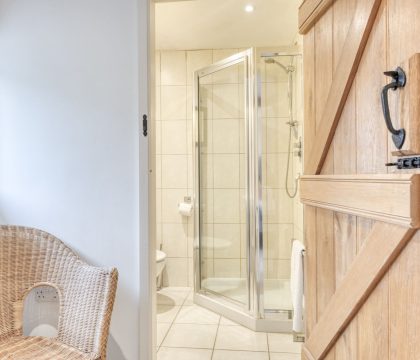 Prince Barn Bedroom 2 Ensuite - StayCotswold