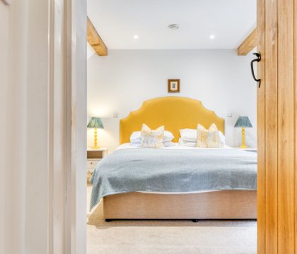 Punch Barn Master Bedroom - StayCotswold