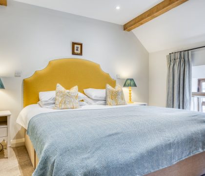 Punch Barn Master Bedroom - StayCotswold