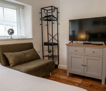 The Snug Master Bedroom - StayCotswold