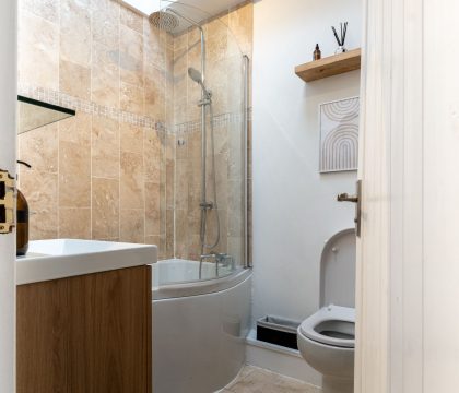 The Snug Family Bathroom - StayCotswold