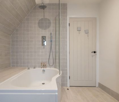 Holly Tree Cottage Family Bathroom- StayCotswold