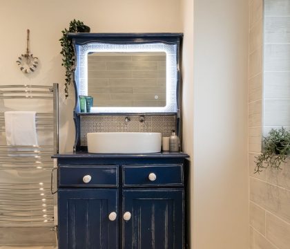 Holly Tree Cottage Family Bathroom- StayCotswold