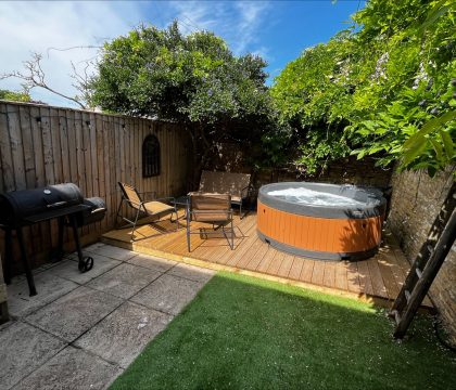 The Snug Garden - StayCotswold