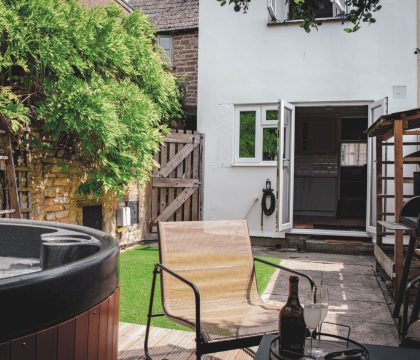 The Snug Garden - StayCotswold